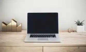 un ordinateur sur un table en bois